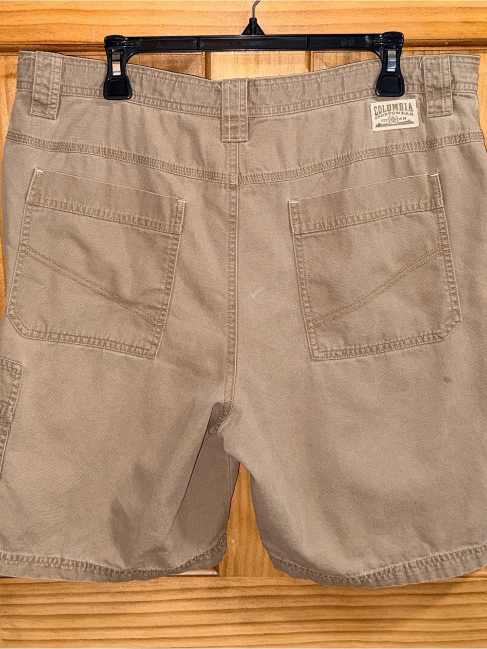 Columbia Men's Tan Flat-Front Outdoor Shorts with tech pockets - 36x9- GC - Picture 8 of 13